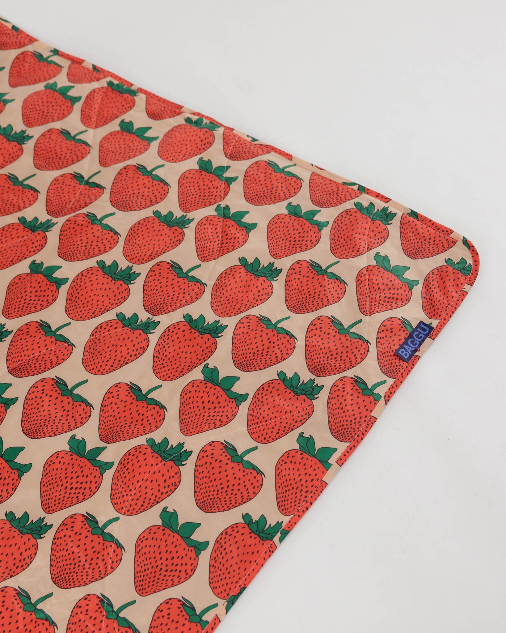 Baggu - Puffy Picnic Blanket - Strawberry